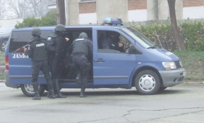 Prinşi de jandarmi în timp ce tăiau conductele unei staţii de pompare